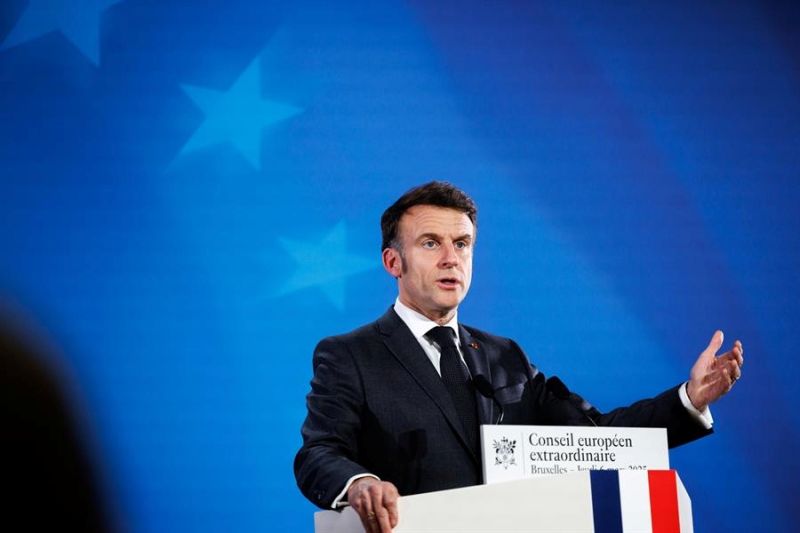 El presidente francés Emmanuel Macron habla en una conferencia de prensa durante una reunión del Consejo Europeo en Bruselas, Bélgica, 06 de marzo de 2025. Los líderes de la UE se están reuniendo para una cumbre especial EFE 01110325