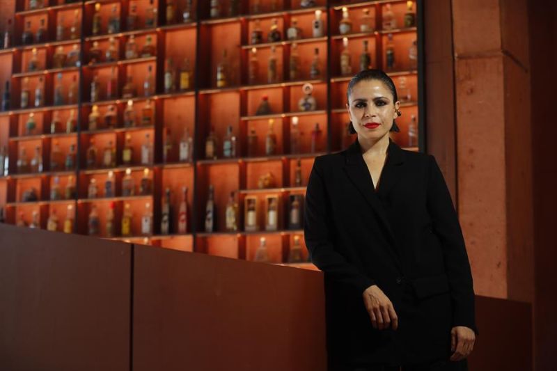 La directora del centro cultural Tequila Lab, Miriam Villaseñor, posa durante una entrevista con EFE este viernes, en la ciudad de Zapopan, en el estado de Jalisco (México). EFE/ Francisco Guasco