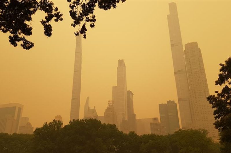 Fotografía que muestra el humo resultante de los incendios forestales canadienses mientras envuelve los edificios cercanos al famoso Central Park de Nueva Yor, en una fotografía de archivo. EFE/Jorge Fuentelsaz