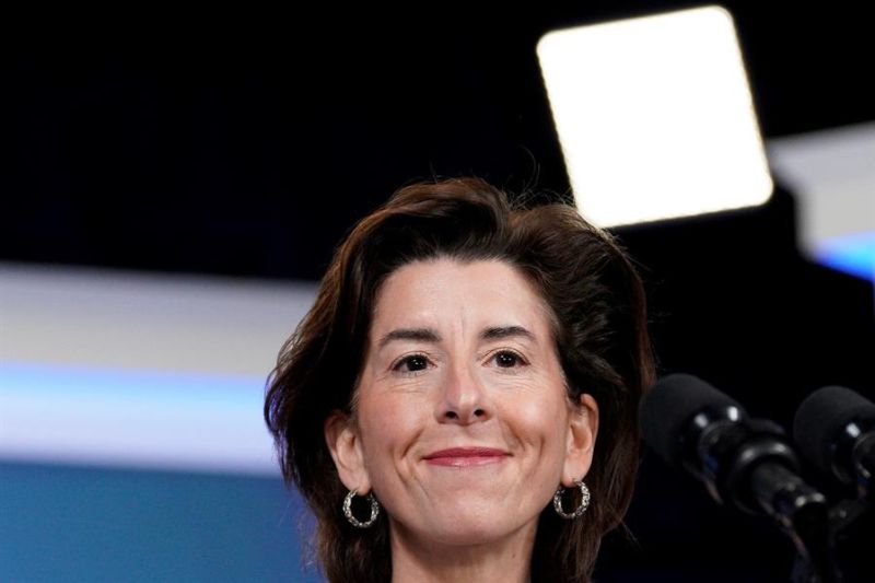 La secretaria de Comercio de EE.UU., Gina Raimondo, participa en una reunión con el presidente Joe Biden sobre el suministro de semiconductores, en la Casa Blanca en Washington, este 21 de enero de 2022. 