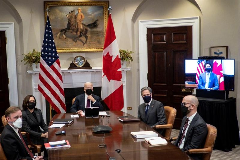 La vicepresidenta de Estados Unidos, Kamala Harris (i), el presidente, Joe Biden (c), y el secretario de estado, Tony Blinken (d), este martes, en reunión virtual con el primer ministro de Canadá, Justin Trudeau, en el salón Roosevelt de la Casa Blanca.