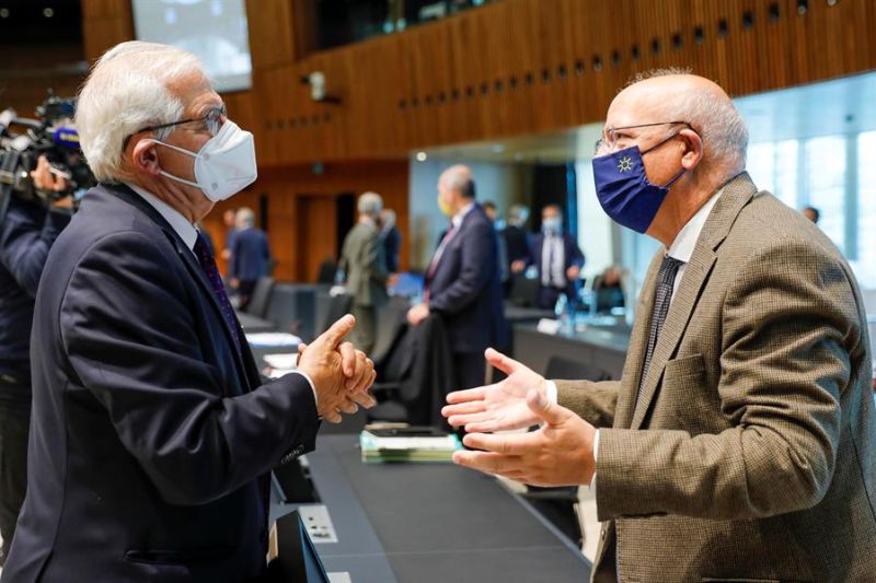 El alto representante de la UE para Asuntos Exteriores, Josep Borrell (i) con el ministro portugués de Exteriores, Augusto Santos Silva (d) en un momento del Consejo de Asuntos Generales que se celebra este lunes en Luxemburgo. EFE/EPA/JULIEN WARNAND