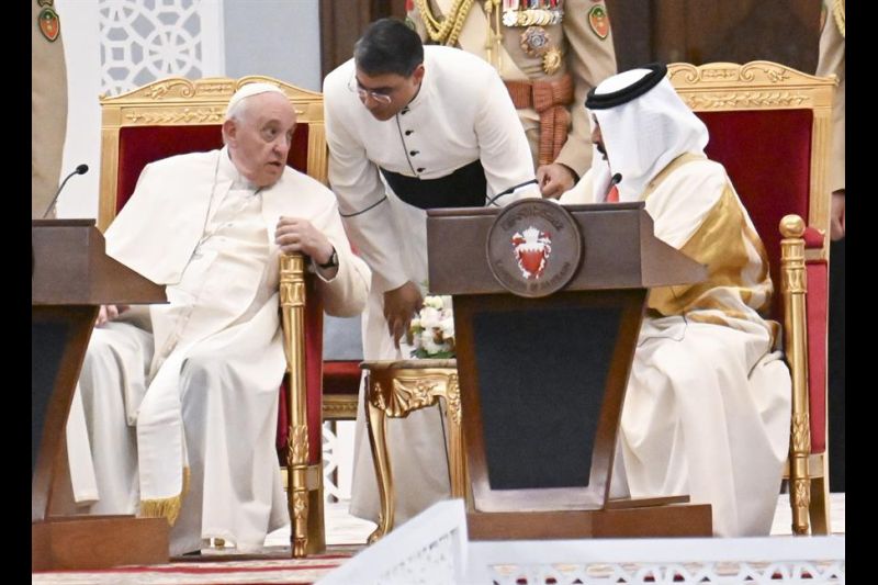El papa Francisco con el Rey de Bahrein Hamad bin Isa Al Khalifa durante la ceremonia de bienvenida con las autoridades de la sociedad civil y el cuerpo diplomático, en el patio del Palacio Real de Sakhir en Awali este 3 de noviembre de 2022. EFE/EPA/MAUR
