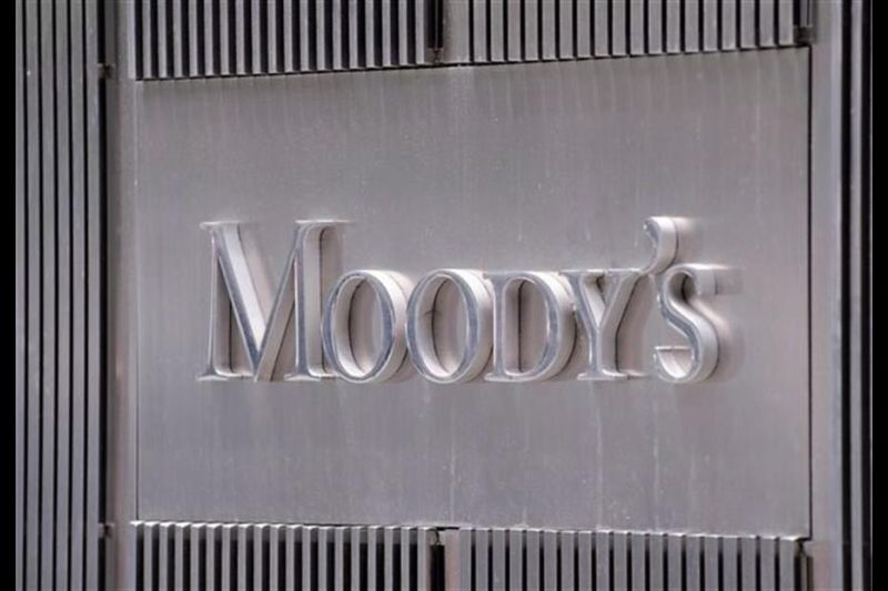 Fotografía de archivo del 13 de julio de 2011 del logo de la agencia de calificación Moody's en la fachada de su sede en Nueva York (EE.UU.) 