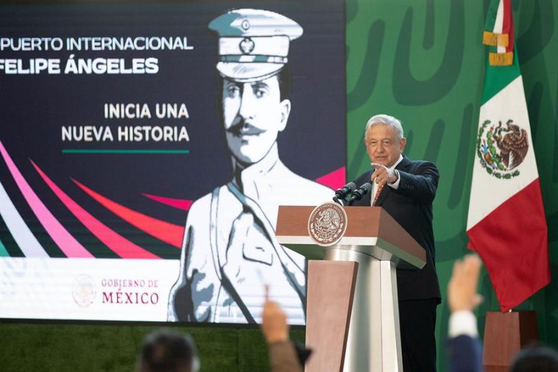 El presidente de México, Andrés Manuel López Obrador, durante participación en una rueda de prensa matutina este lunes, en el Aeropuerto Internacional "General Felipe Ángeles" hoy, en el municipio de Zumpango, Estado de México (México). EFE/Isaac Esquivel
