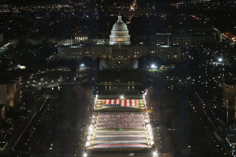 El 'Campo de banderas' se ilumina en el National Mall y el Capitolio está listo para la ceremonia de inauguración del presidente electo Joe Biden.