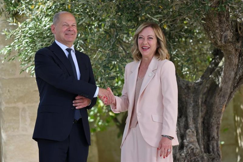 La primera ministra italiana, Giorgia Meloni (D), saluda al canciller alemán, Olaf Scholz (I) durante la ceremonia de bienvenida a la cumbre del G7 en Borgo Egnazia, sur de Italia. EFE/EPA/ETTORE FERRARI