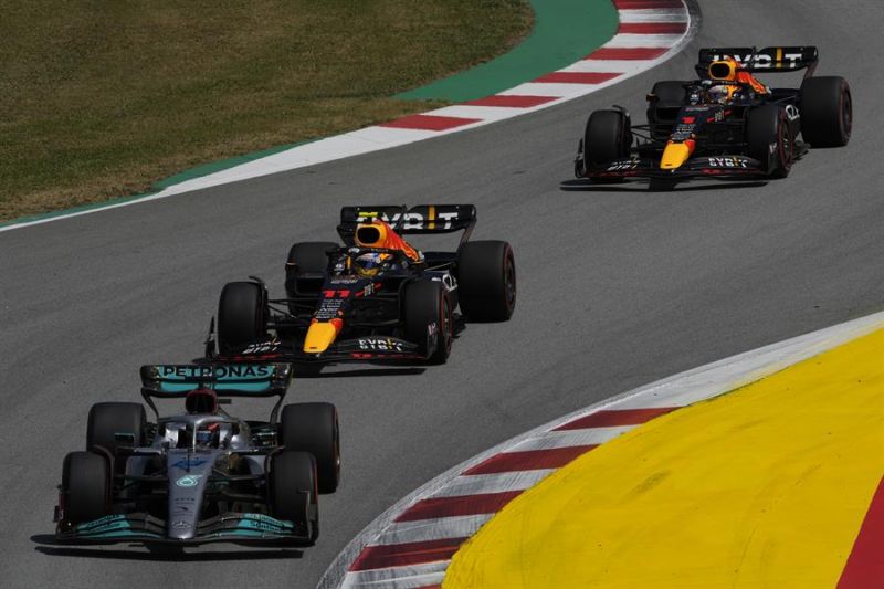 Los pilotos George Russell (i), de Mercedes, seguido por los pilotos de Red Bull Checo Pérez (c) y Max Verstappen (d) al inicio del Gran Premio de España de Fórmula Uno el pasado mes de mayo. EFE/Alejandro García