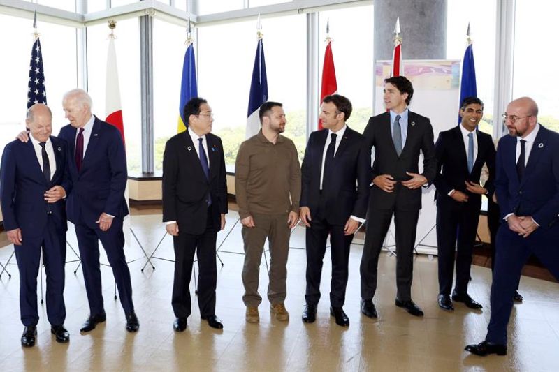 Los líderes del G7 reunidos con el ucraniano Volodímir Zelenski en Hiroshima. EFE/EPA/JAPAN POOL JAPAN OUT, EDITORIAL USE ONLY, NO SALES 01 220523