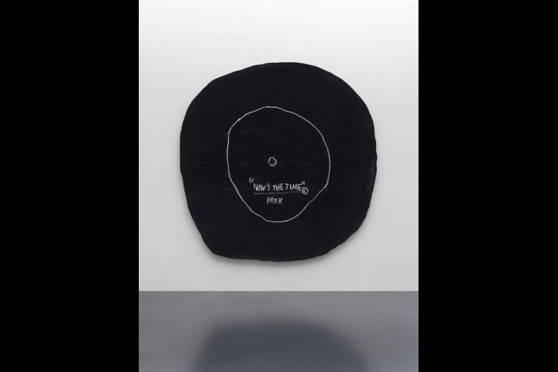 Fotografía cedida hoy por Sotheby's donde se muestra la obra "Now's the time" del artista estadounidense Jean-Michel Basquiat, que se vendió este jueves por 28,6 millones de dólares en la subasta de arte contemporáneo de esta casa en Nueva York. EFE