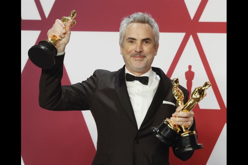 Cuarón trabajó con Netflix, plataforma que emitió "Roma", que, a pesar de formar parte exclusiva de su catálogo de contenidos por internet, tuvo que estrenarse de forma limitada en algunos cines para poder competir en los Premios Óscar del año pasado.