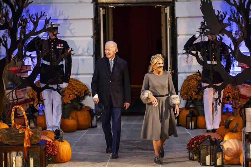 El presidente de Estados Unidos, Joe Biden (c-i) y su esposa y primera dama estadounidense, Jill Biden (c-d), fueron registrados este lunes, 30 de octubre, a la salida de la Casa Blanca, decorada para celebrar el día de Halloween, en Washington DC (EE.UU.