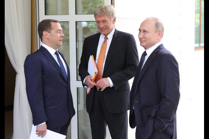Imagen de archivo del presidente ruso, Vladímir Putin (d), el vicepresidente del Consejo de Seguridad del país, Dmitry Medvedev (i), y el portavoz del Kremlin, Dmitry Peskov.