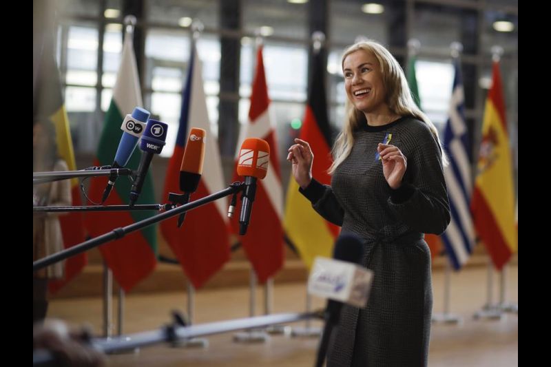 La comisaria europea de Energía, Kadri Simson, habla con la prensa a su llegada a la reunión del Consejo Extraordinario de Transporte, Telecomunicaciones y Energía (Energía) en Bruselas este viernes. EFE/EPA/OLIVIER HOSLET
