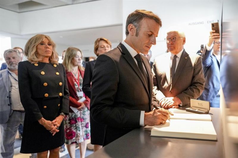 El presidente francés Emmanuel Macron (C), y su esposa Brigitte Macron (L) visitan el museo conmemorativo del Holocausto en Berlín, Alemania, 27 de mayo de 2024. Macron visita Alemania del 26 al 28 de mayo. efe 01 280524
