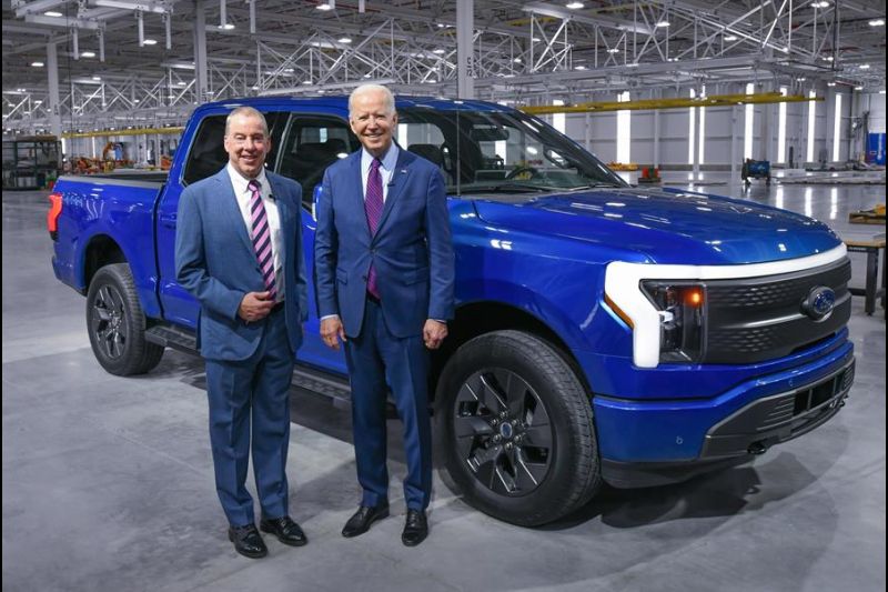 Fotografía cedida por Ford donde aparece su presidente ejecutivo, Bill Ford (i), mientras posa con el presidente, Joe Biden (d), frente a la "pickup" (camioneta) eléctrica F-150 Lightning el 18 de mayo de 2021 en Dearborn, Michigan (EE.UU.). 