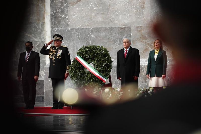 El presidente de México, Andrés Manuel López Obrador (2-d), y su esposa, Beatriz Gutiérrez Müller (d), participan en un acto hoy, lunes en el Altar a la Patria en Ciudad de México.