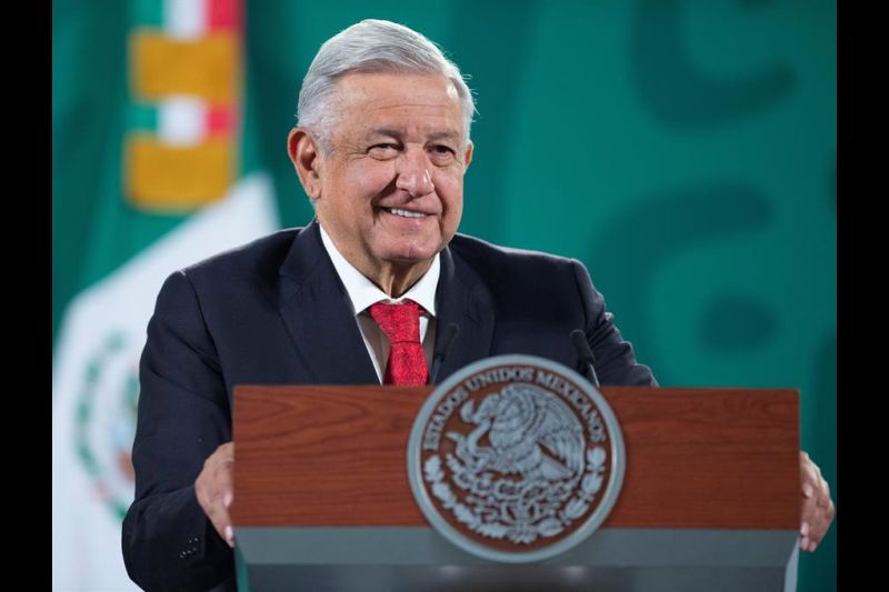 Fotografía cedida hoy, por la presidencia de México, del mandatario mexicano, Andrés Manuel López Obrador, durante una rueda de prensa matutina, en Palacio Nacional de la Ciudad de México (México).