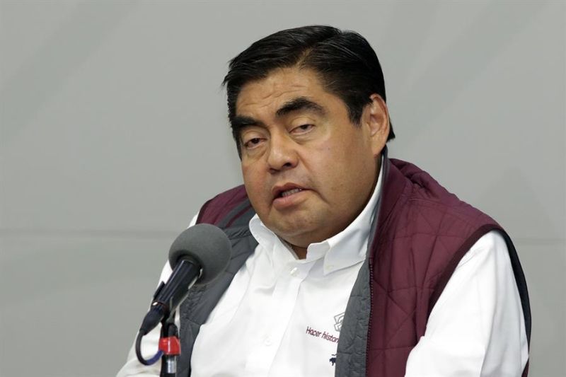 Fotografía de archivo fechada el 25 de marzo de 2022 que muestra al gobernador de Puebla, Miguel Barbosa, durante una rueda de prensa en la ciudad de Puebla (México). 01 131222
