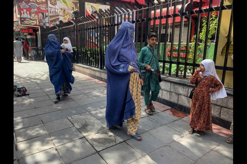 Mujeres afganas caminan por Kabul, Afganistán, este 10 mayo de 2022.