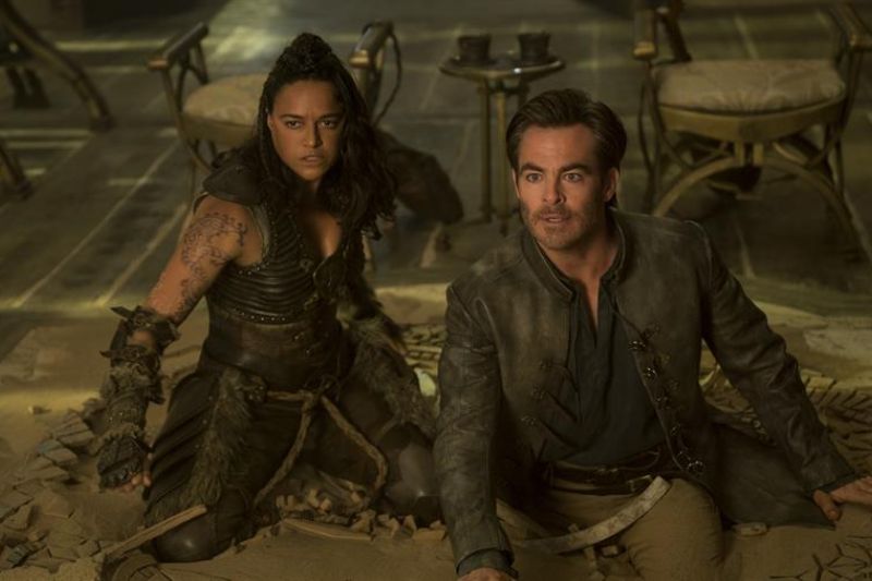 Fotograma cedido hoy por Paramount Pictures y eOne donde aparece la actriz Michelle Rodríguez como Holga y el actor Chris Pine como Edgin, en una escena de "Dungeons & Dragons: Honor Among Thieves". EFE/Paramount Pictures/eOne /Aidan Monaghan