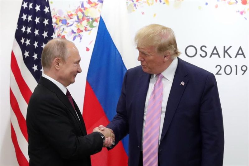 El presidente ruso, Vladimir Putin (i) y el, entonces, presidente de Estados Unidos, Donald Trump (d), en el marco de la cumbre de líderes del G20 celebrada en Osaka, Japón, en 2019. 