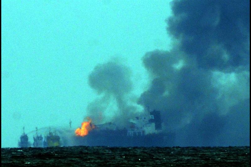 Vista general de un buque tipo cisterna de la empresa petrolera mexicana Pemex, cargada con 160 mil barriles de combustible, que explotó y se incendió frente a las costas del puerto de Veracruz .