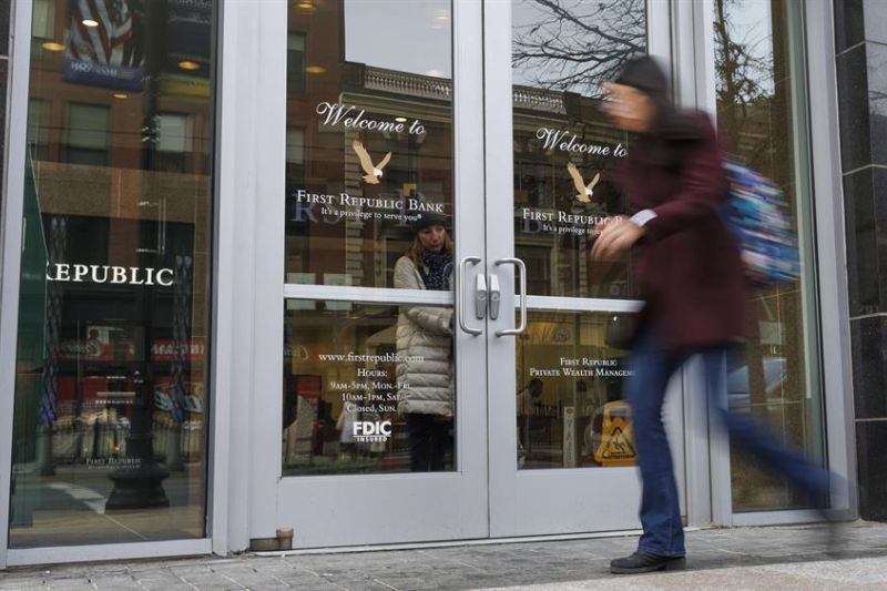 Una transeúnte fue registrada este viernes, 17 de marzo, al pasar frente a la entrada de una de las sedes del banco estadounidense First Republic Bank, en Boston (Massachusetts, EE.UU.). EFE/CJ Gunther