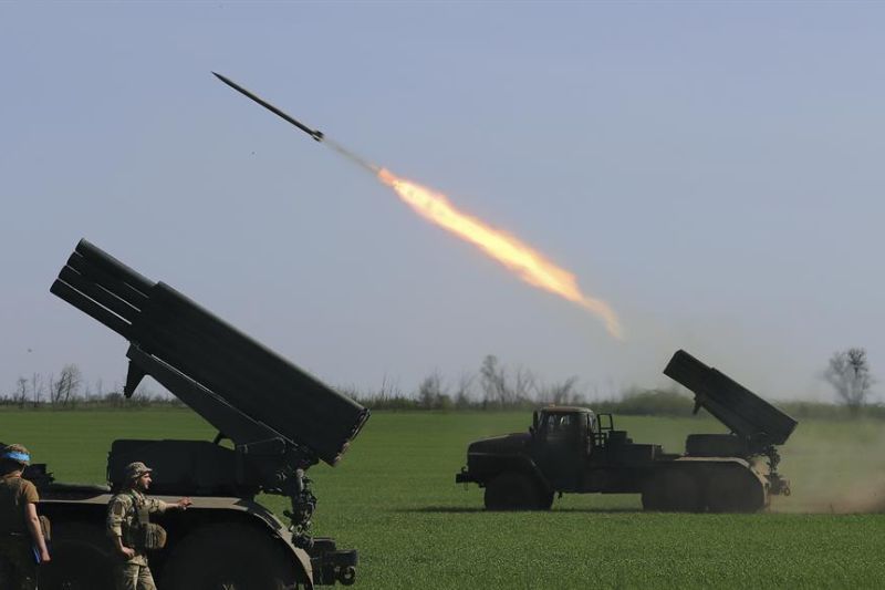 Lanzamiento de un cohete desde posiciones ucranianas en la ciudad de Popasna, cerca de Lugansk, el pasado mes de abril. 01 130622