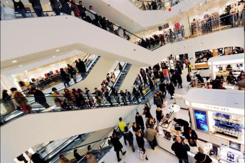 Compradores en un centro comercial del centro de Londres, Reino Unido.