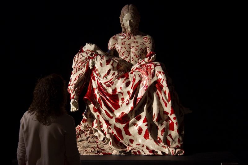 Una visitante observa "La Piedad invertida" o "La madre Muerta", de la artista Marina Vargas, una de las obras expuestas en La Iberoamericana de Toro (Zamora), este viernes. 