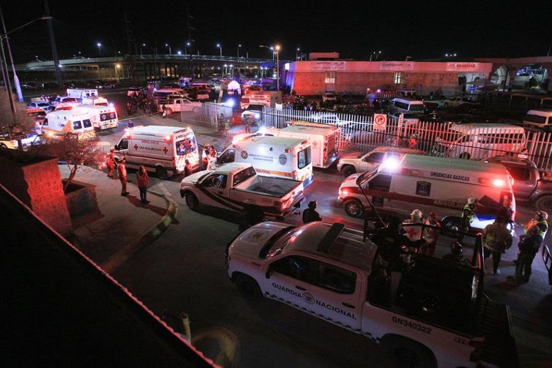 Personal de rescate acuden al auxilio durante un incendio en las instalaciones del Instituto Nacional de Migración (INM), donde fallecieron migrantes la noche del 27 de marzo de 2023, en Ciudad Juárez, Chihuahua (México). EFE/Luis Torres