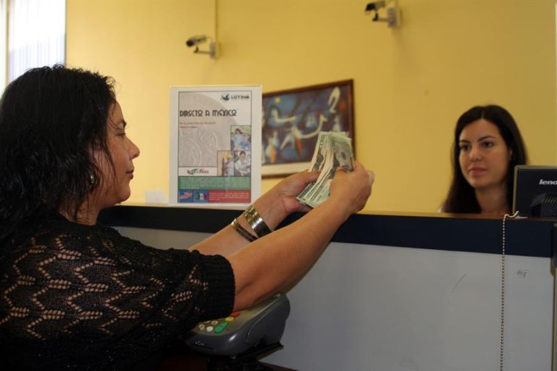 Imagen de archivo de una mujer enviando dinero a México en la Cooperativa Latina de Crédito (LCCU) en Charlotte, Carolina del Norte. 