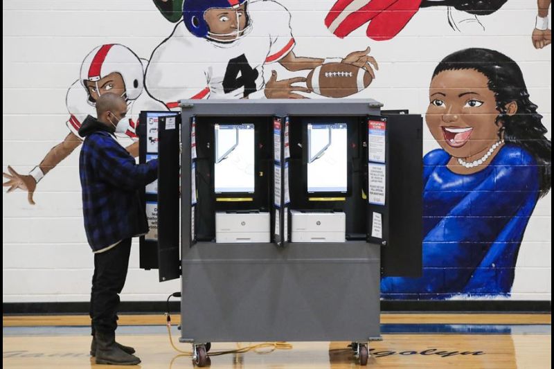 Un votante emite su balota en una segunda vuelta del Senado de los Estados Unidos en el Dunbar Neighborhood Center en Atlanta, Georgia, Estados Unidos, este 5 de enero de 2021.