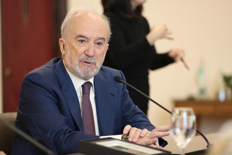 El director de la Real Academia Española, Santiago Muñoz Machado, participa , en un acto en el que fue declarado Visitante Ilustre de Montevideo (Uruguay), este 20 de junio de 2022 . EFE/ Jacinta Rivera Trobo