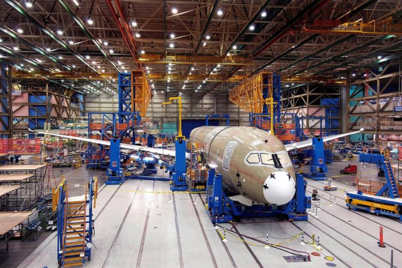 Fotografía de archivo en la que se registró una planta de ensamblaje durante el armado de un avión Boeing 787 Dreamliner, en la fábrica aeronáutica estadounidense, en Everett (Washington, EE.UU.). EFE