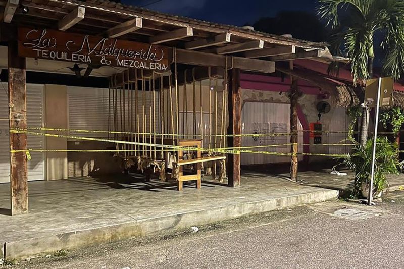 Fotografía cedida hoy por la Fiscalía general del Estado de Quintana Roo de la zona donde se presentó un tiroteo en Tulum, Quintana Roo (México).