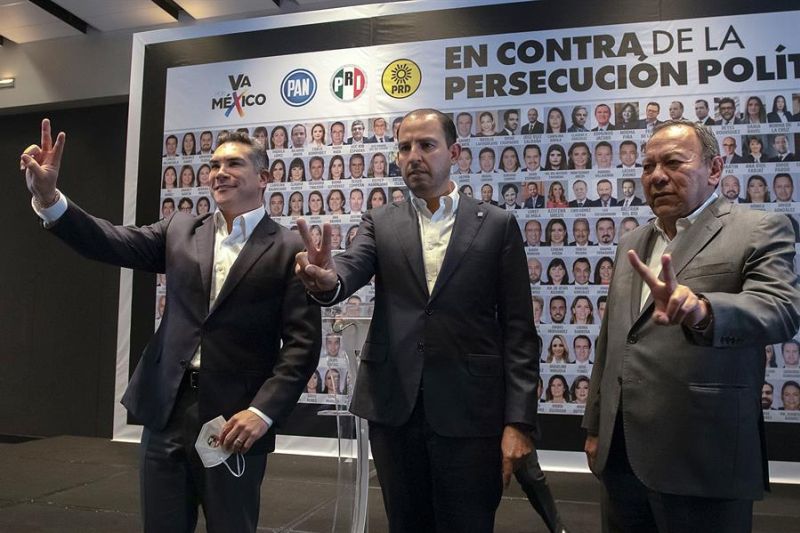 Los líderes nacionales de los partidos políticos Revolucionario Institucional (PRI) Alejandro Moreno (i), Acción Nacional (PAN) Marko Cortés (c) y Revolución Democrática (PRD) Jesús Zambrano (d), posan, durante una rueda de prensa en la Ciudad de México.