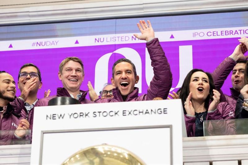 El CEO de NuBank, David Velez (C), aplaude mientras está de pie con los miembros del liderazgo de la compañía y toca la campana de apertura de la Bolsa de Valores de Nueva York el día de la oferta pública inicial de la compañía en Nueva York, Nueva York.