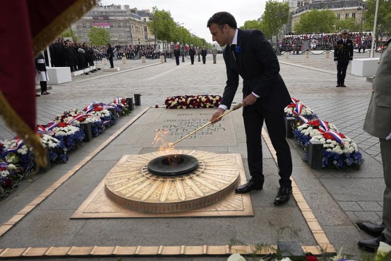 El presidente francés, Emmanuel Macron, reaviva la llama en la tumba del Soldado Desconocido bajo el Arco de Triunfo el 8 de mayo de 2023. EFE/EPA/Michel Euler / POOL MAXPPP OUT 01 060324