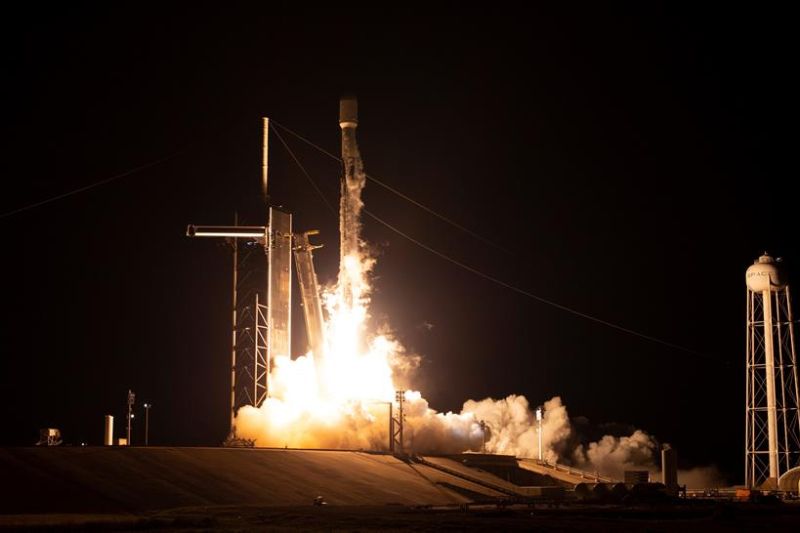 Fotografía cedida por la NASA, este 9 de diciembre de 2021, que muestra el lanzamiento de un cohete Falcon 9 de SpaceX, en el que se pone en marcha la misión del observatorio IXPE, que medirá la polarización de los rayos X de los objetos más extremos.EFE