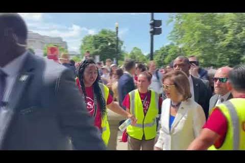Embedded thumbnail for La demócrata Nancy Pelosi participa de manifestación frente a la Corte Suprema