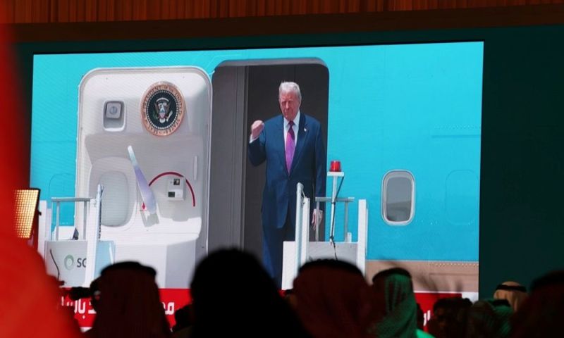 Una gran pantalla en el foro de inversiones estadounidense-saudí muestra la llegada del presidente de EE. UU., Donald Trump, a Riad. EFE/EPA/ALI HAIDER 01130525