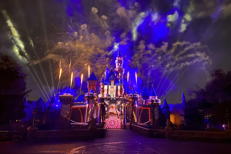 Fotografía de archivo de los juegos pirotécnicos en el castillo del Parque de Disney, de Anaheim (EE. UU). EFE/Guillermo Azábal 01 200923
