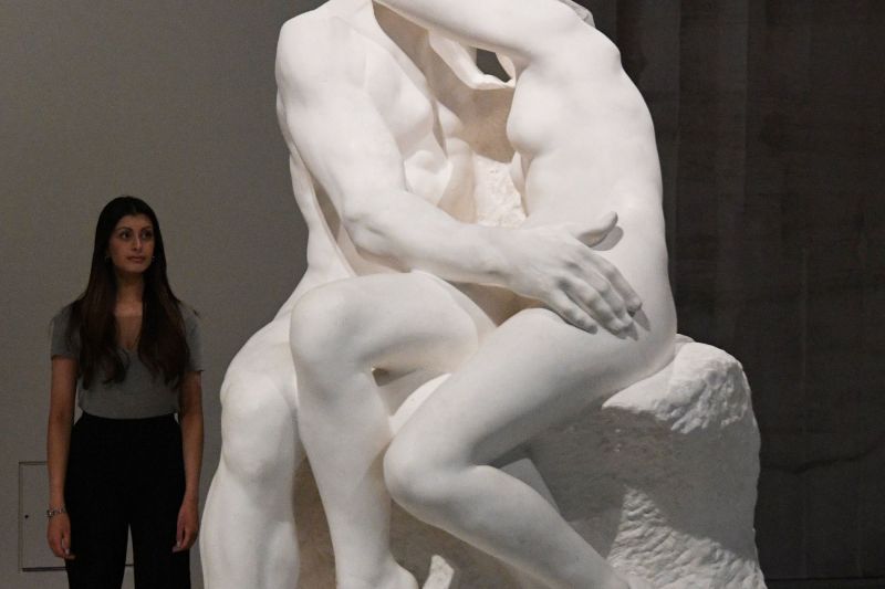 Vista de la escultura "El beso" del escultor francés Auguste Rodin. EFE/ Facundo Arrizabalaga 01 130424