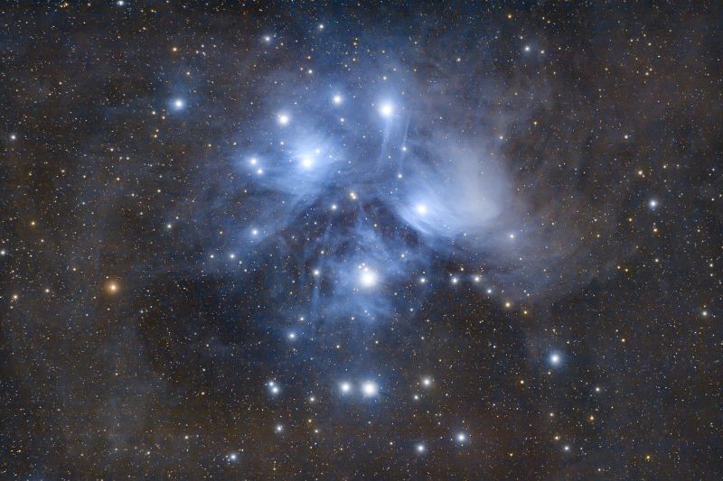 Cúmulo estalar abierto de las Peyades o Las siete hermanas junto a la nebulosa de reflexión 01 100424