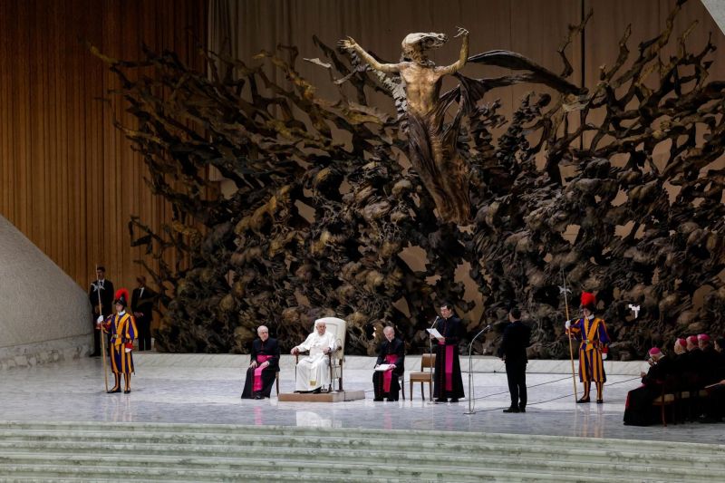 El papa disfruta de una exhibición circense y agradece "el momento de alegría" 01 291123