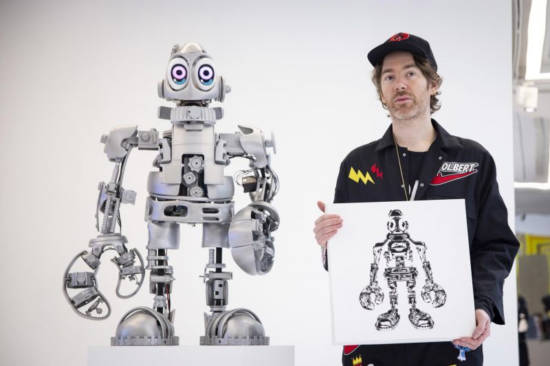 Philip Colbert presenta el robot artista LobstarBot en Londres 01 021222