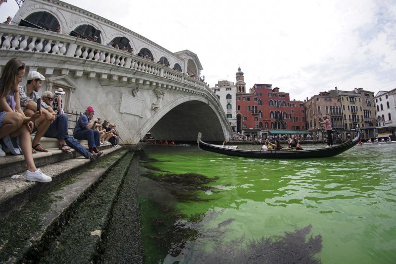 Phosphorescent green patch appears on Grand Canal in Venice 01 280523