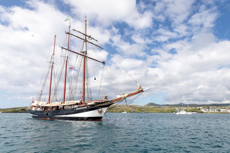 Fotografía fechada el 20 de abril de 2024 cedida por Darwin200, del centenario barco a vela neerlandés Oosterschelde en Islas Galápagos (Ecuador). EFE/Darwin200 01 260424